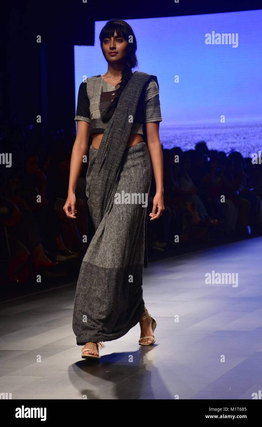 Mumbai, Indien. 01 Feb, 2018. Modelle anzeigen Sammlung von Designer Padmaja an Tag 2 der Lakme Fashion Week im Sommer Resort 2018 Jio Garten in Mumbai. Credit: Azhar Khan/Pacific Press/Alamy leben Nachrichten Stockfoto