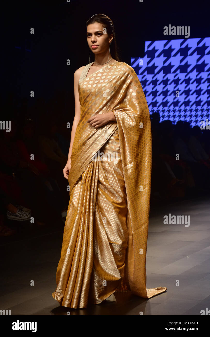 Mumbai, Indien. 01 Feb, 2018. Ein Modell zeigt Sammlung von Designer Hemang Agrawal am 2. Tag von lakme Fashion Week im Sommer Resort 2018 Jio Garten in Mumbai. Credit: Azhar Khan/Pacific Press/Alamy leben Nachrichten Stockfoto