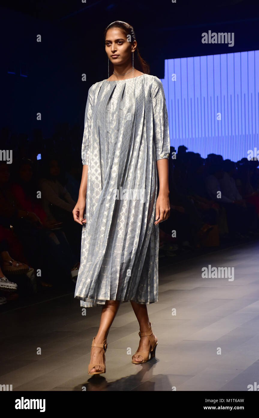 Mumbai, Indien. 01 Feb, 2018. Ein Modell zeigt Sammlung von Designer Hemang Agrawal am 2. Tag von lakme Fashion Week im Sommer Resort 2018 Jio Garten in Mumbai. Credit: Azhar Khan/Pacific Press/Alamy leben Nachrichten Stockfoto