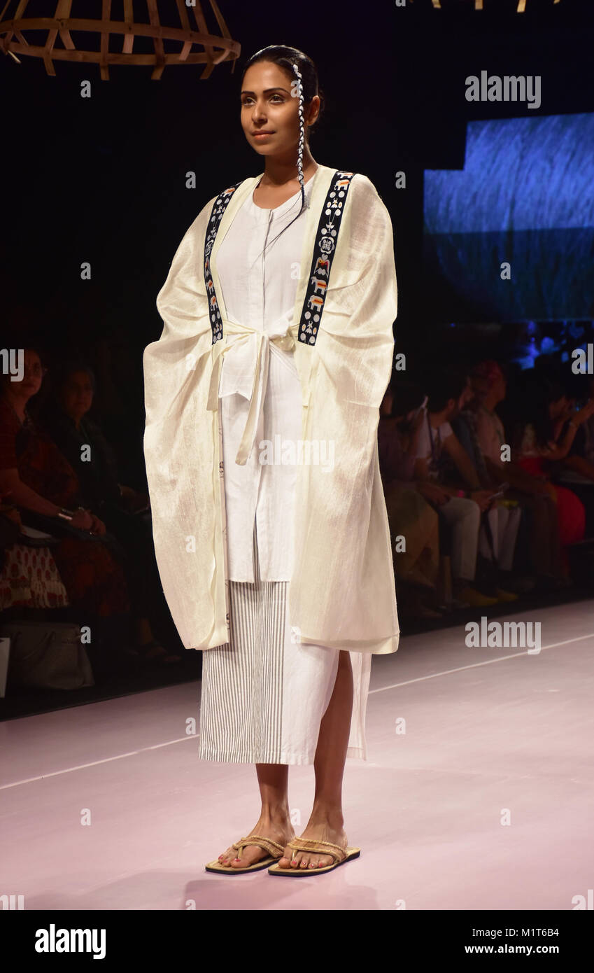 Mumbai, Indien. 01 Feb, 2018. Ein Modell geht der Start- und Landebahn während der Designer Khumanthem zeigen an Tag 2 der Lakme Fashion Week im Sommer Resort 2018 Jio Garten in Mumbai. Credit: Azhar Khan/Pacific Press/Alamy leben Nachrichten Stockfoto