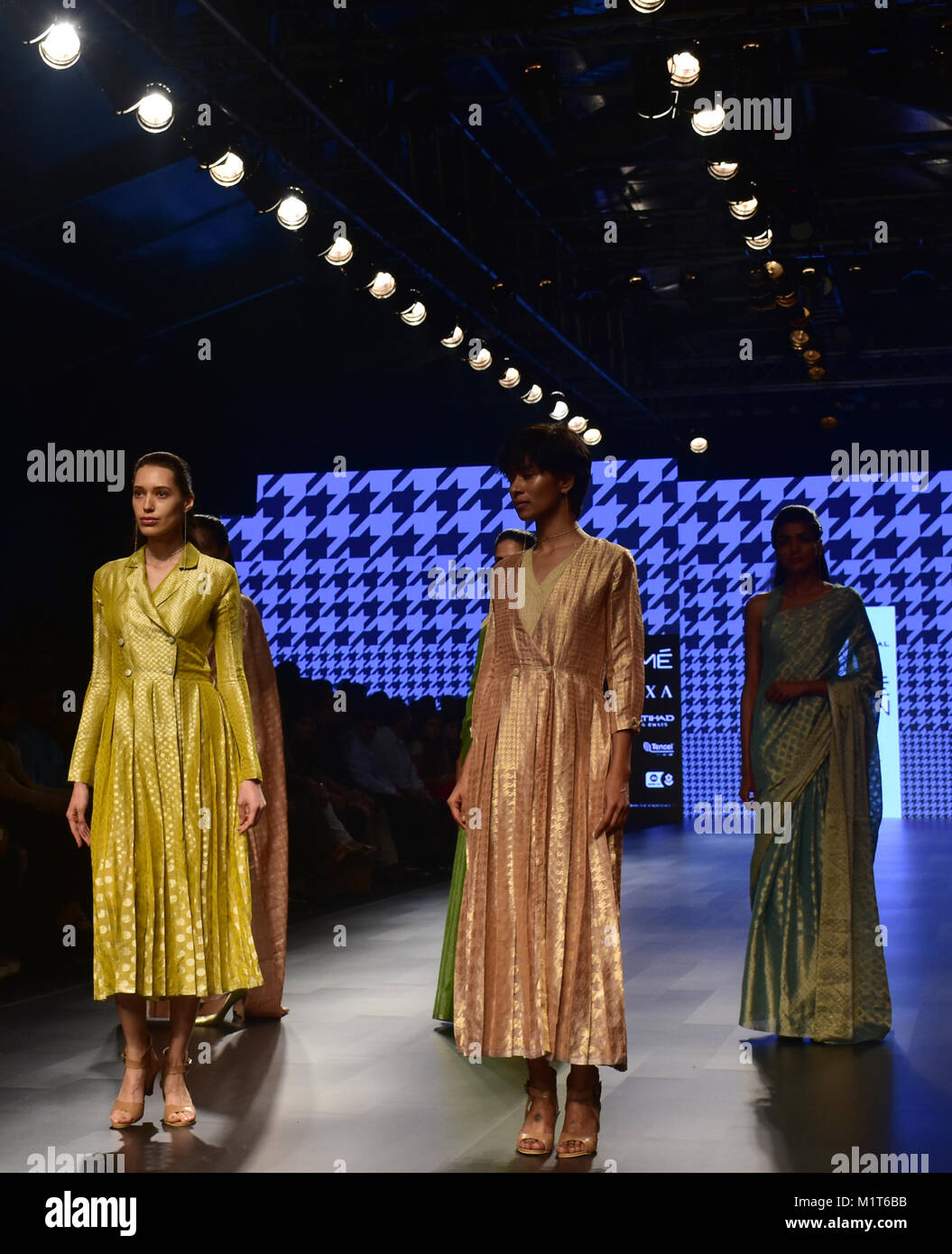 Mumbai, Indien. 01 Feb, 2018. Ein Modell zeigt Sammlung von Designer Hemang Agrawal am 2. Tag von lakme Fashion Week im Sommer Resort 2018 Jio Garten in Mumbai. Credit: Azhar Khan/Pacific Press/Alamy leben Nachrichten Stockfoto