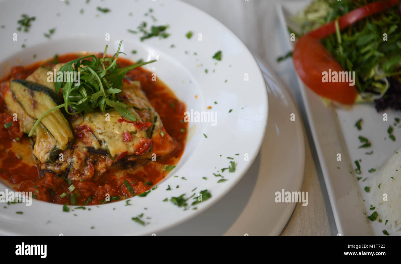 Leckere hausgemachte Rezept der traditionellen fleisch Mousakka mit garnieren heiß serviert und bereit, in einem weißen Schale zu essen Stockfoto