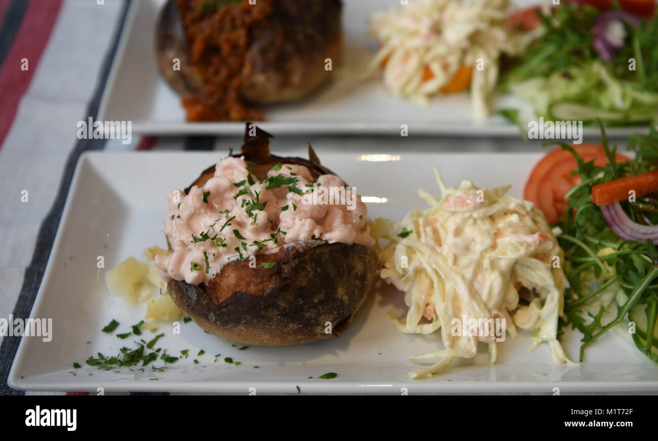 Köstliches Mittag- oder Abendessen eine schöne heiße gebackene Kartoffeln gefüllt mit gesunden Garnelen in eine rosa Rose Marie Sauce und Krautsalat Stockfoto