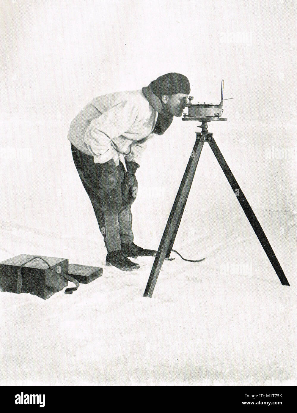 Leutnant Harry Pennell, mit Prismatischer Kompass, Antarktis, 1911 Stockfoto