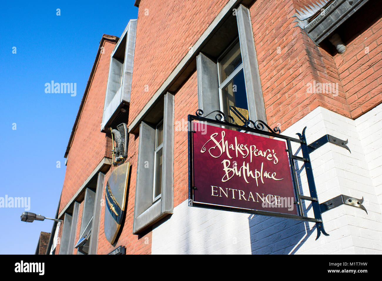 Hinweisschild auf den öffentlichen Eingang zu Shakespeares Geburtshaus in Stratford-upon-Avon, Warwickshire, England Großbritannien Stockfoto