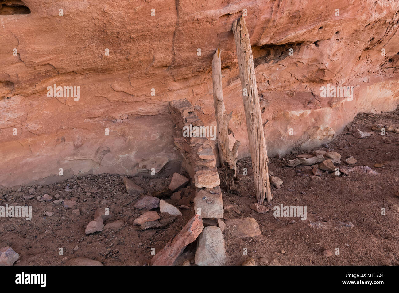 Alte Balken und Mauerwerk für Haus oder getreidespeicher am grossen Ruine, einen uralten Pueblo Dorf Website innerhalb von Salt Creek Canyon in den Nadeln Dist Stockfoto