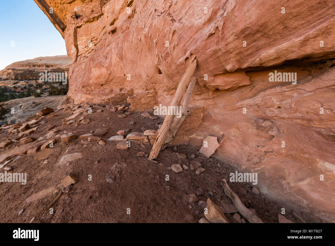 Alte Balken und Mauerwerk für Haus oder getreidespeicher am grossen Ruine, einen uralten Pueblo Dorf Website innerhalb von Salt Creek Canyon in den Nadeln Dist Stockfoto