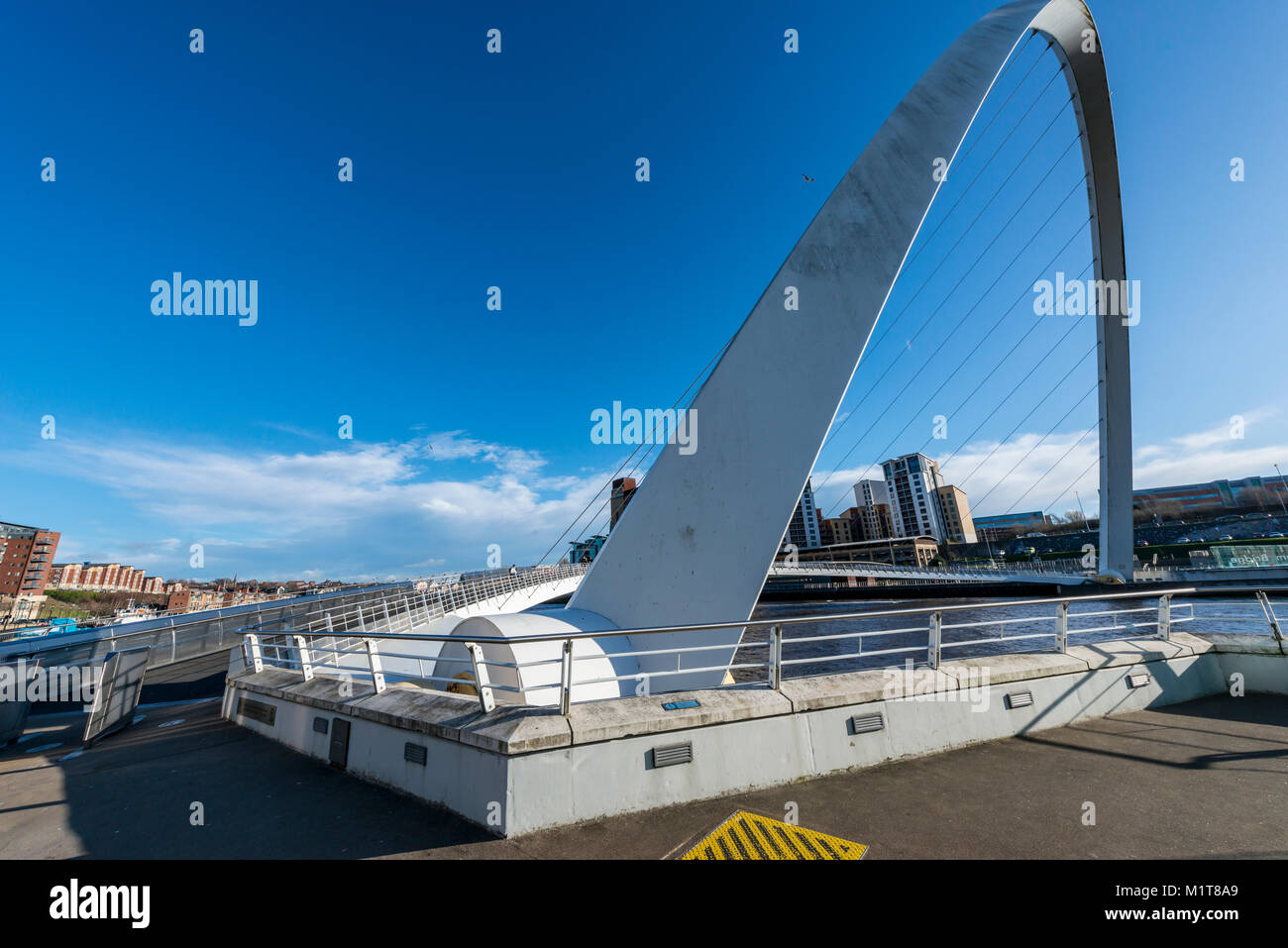 Gateshead Millennium Bridge, Newcastle upon Tyne, Großbritannien Stockfoto