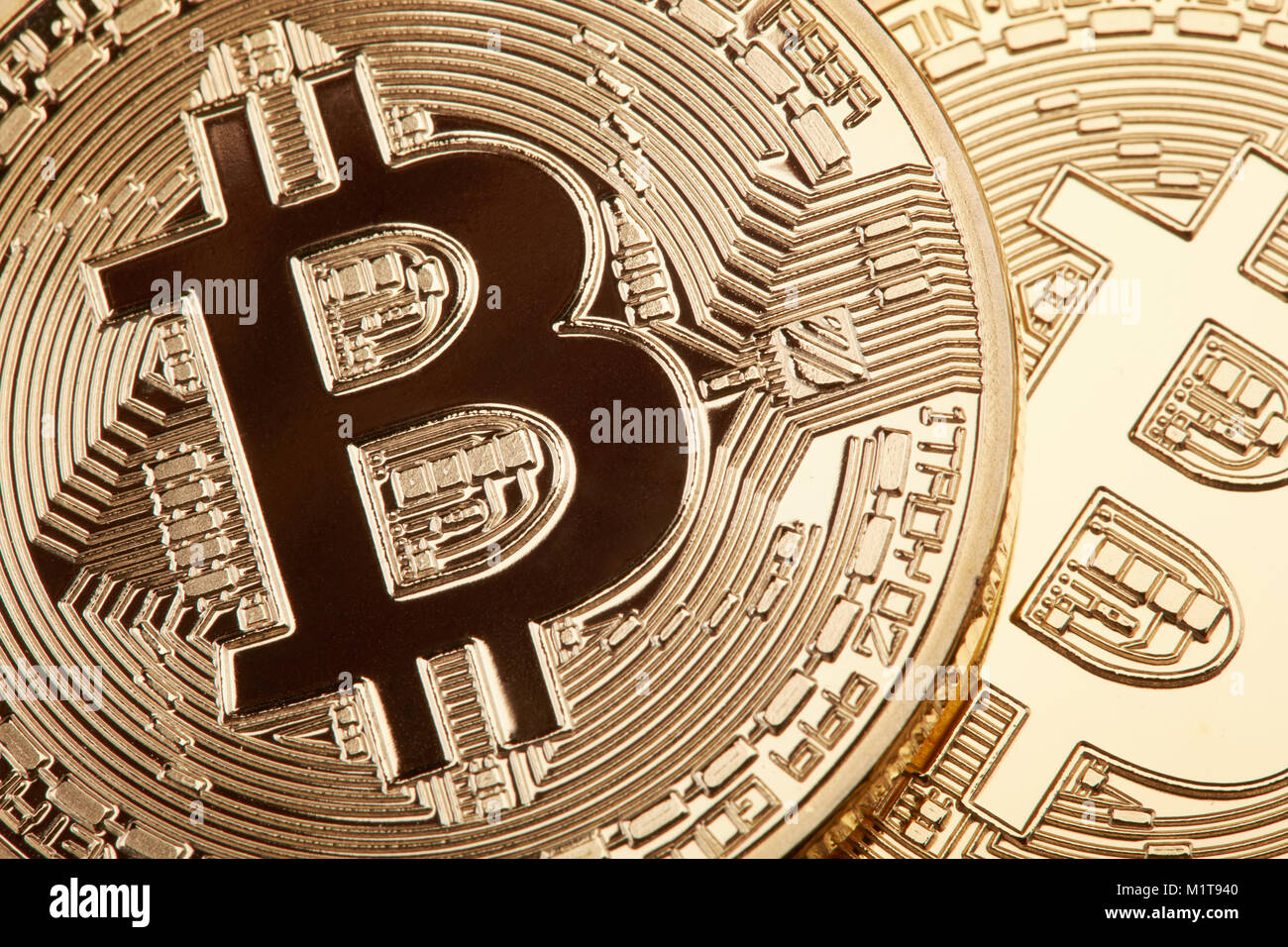 Golden Bitcoin Hintergrund, eine Münze in den Schatten, anonyme Konzept Stockfoto