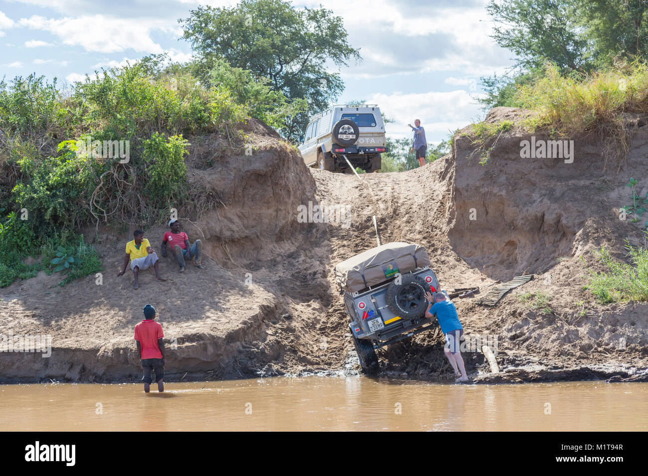 Landcrusier mit Anhänger kämpfen den Limpopo Fluss zu überqueren, während an einem steilen Bank Stockfoto