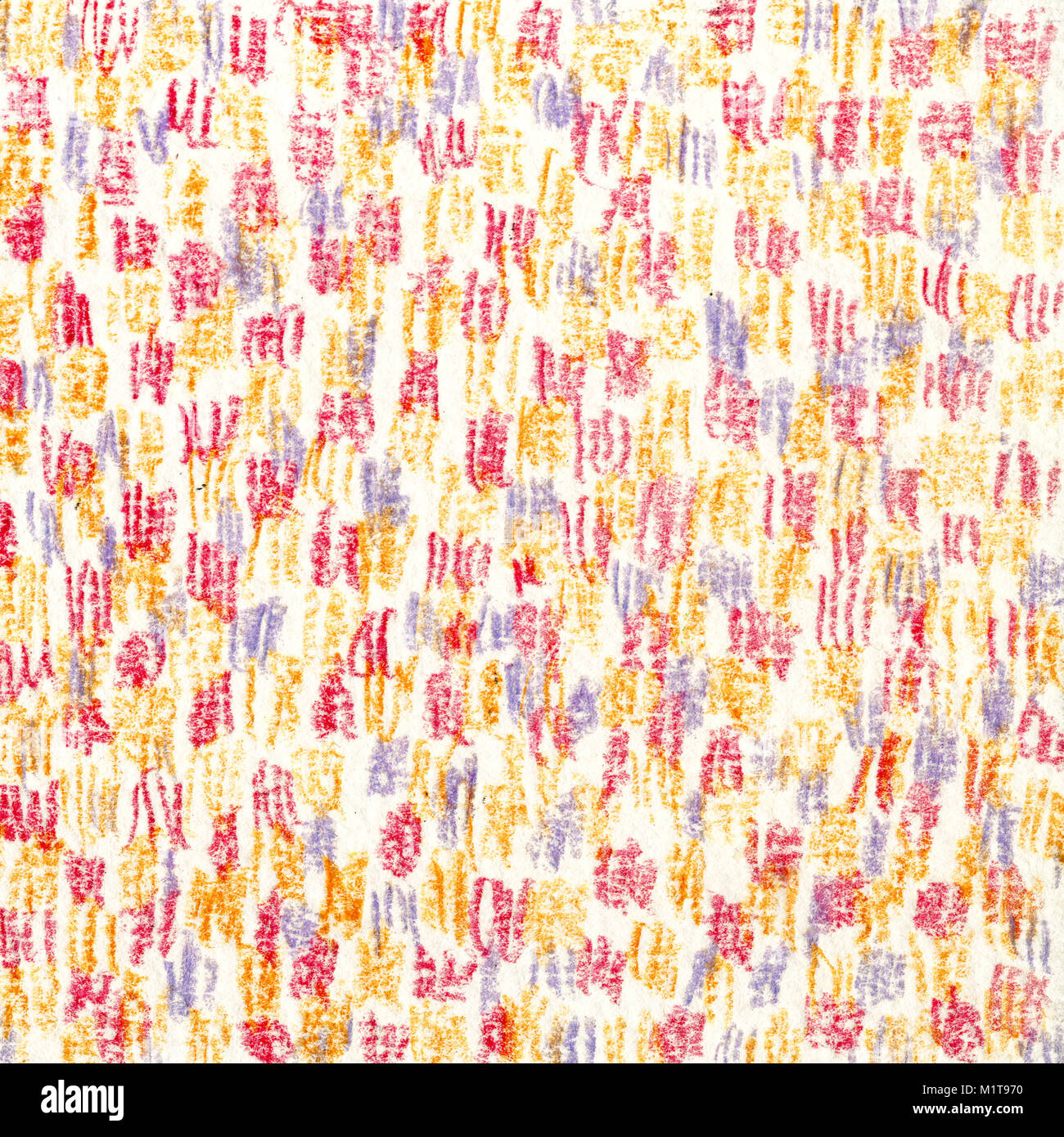 Lila-rot-orange Textur. Vertikale Striche mit Buntstift. Zeichnung von Hand. Hintergrund für eine Webseite, Abstraktion, Stoff Muster. Stockfoto