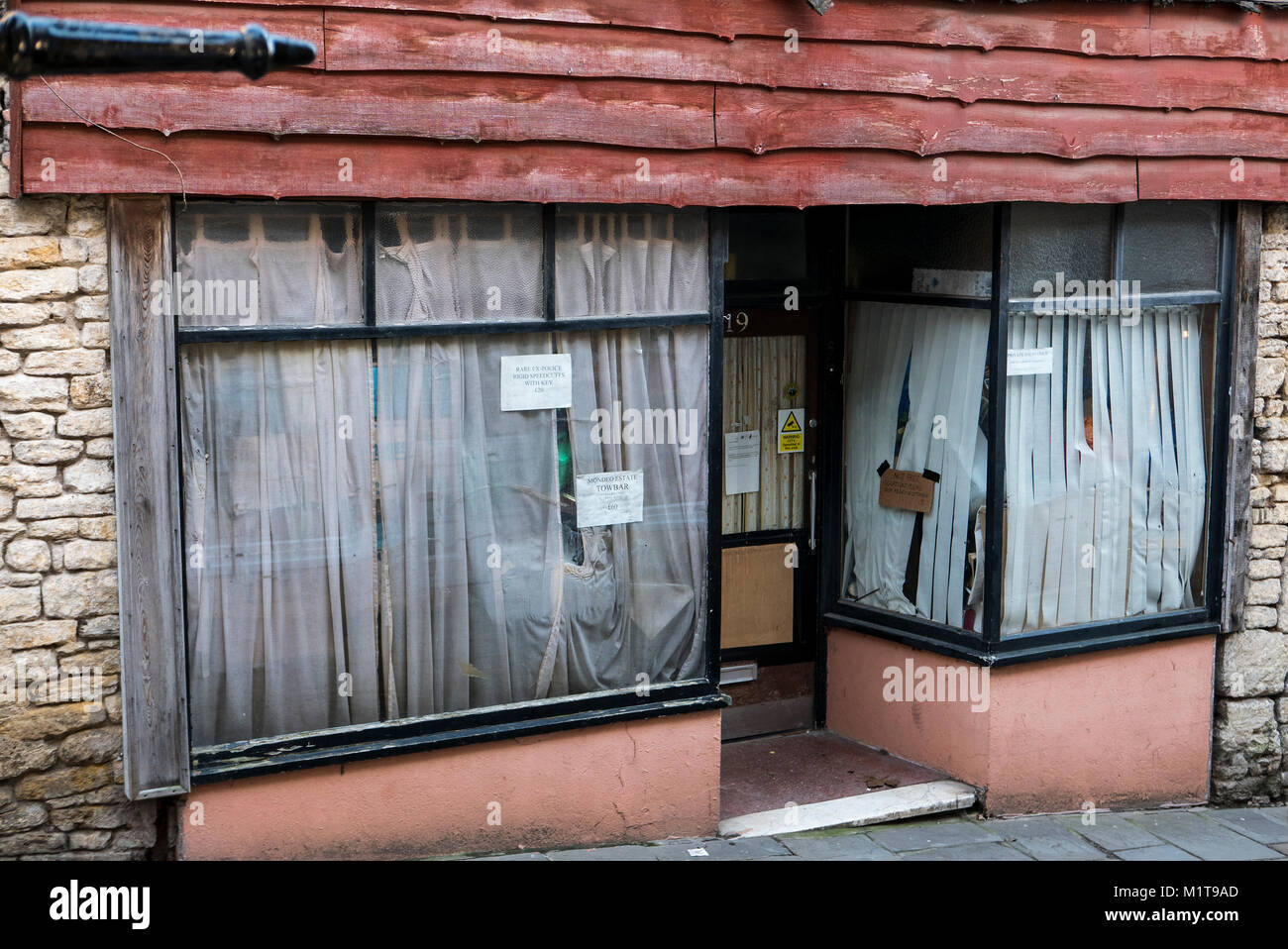 Second Hand Shop mit dem Lager hinter Gardinen in Frome, Somerset, England versteckt. Stockfoto