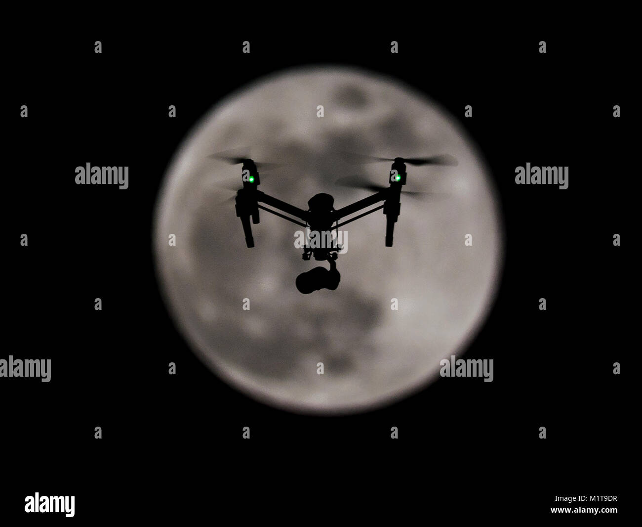 Drone Silhouette über Super mond Teleaufnahme aus Kent, Großbritannien, 31. Januar 2018 Stockfoto