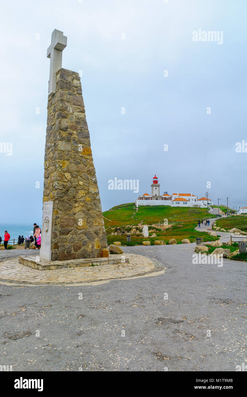 COLARES, PORTUGAL - Dezember 28, 2017: Blick von Cabo da Roca (Cape), Monument und Leuchtturm, mit Besuchern, Portugal. Es ist der westlichste Punkt in m Stockfoto