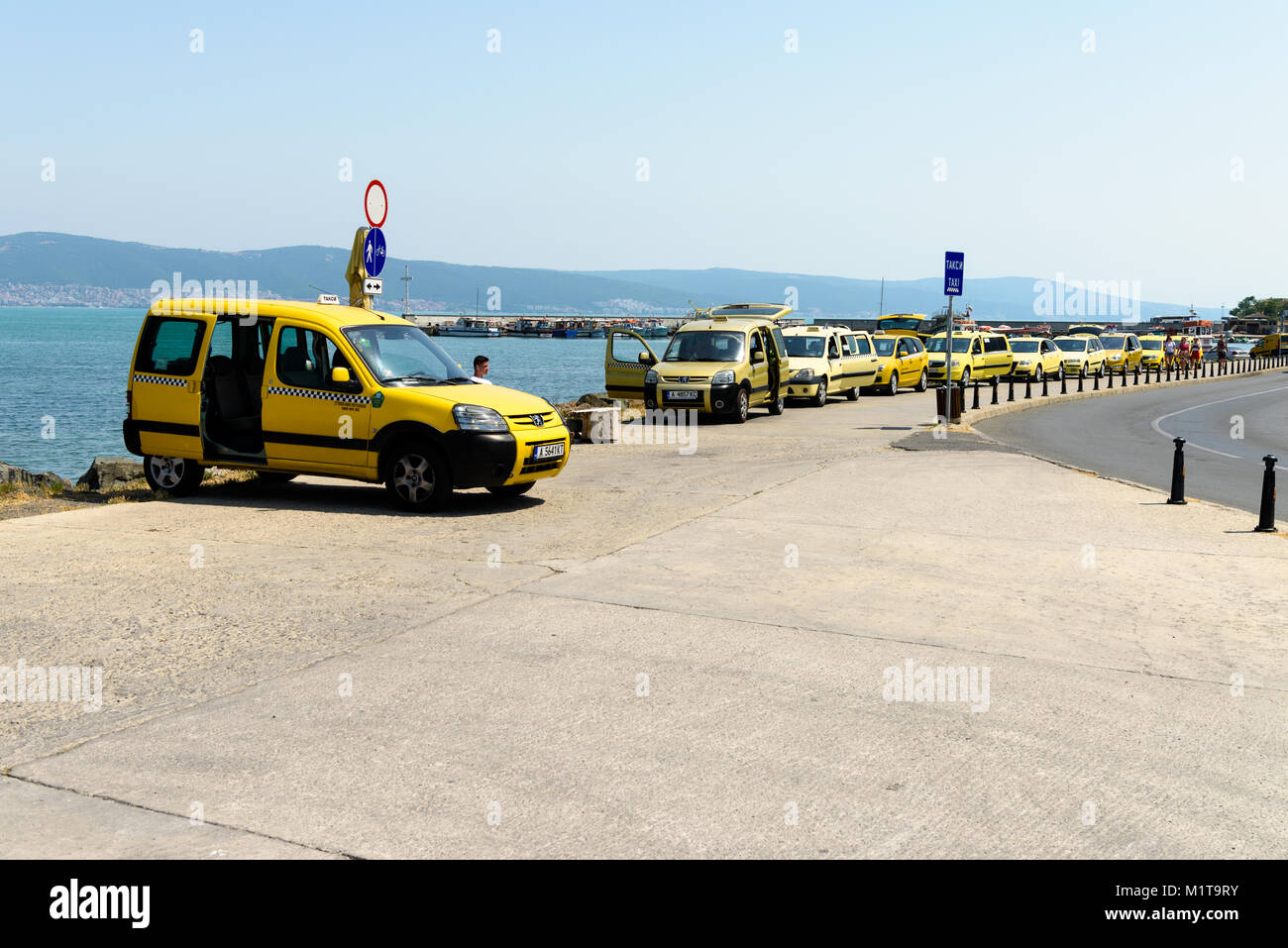Nessebar, Bulgarien - Juli 07, 2017: Reihe von Taxi Taxistand wartet für Kunden Stockfoto