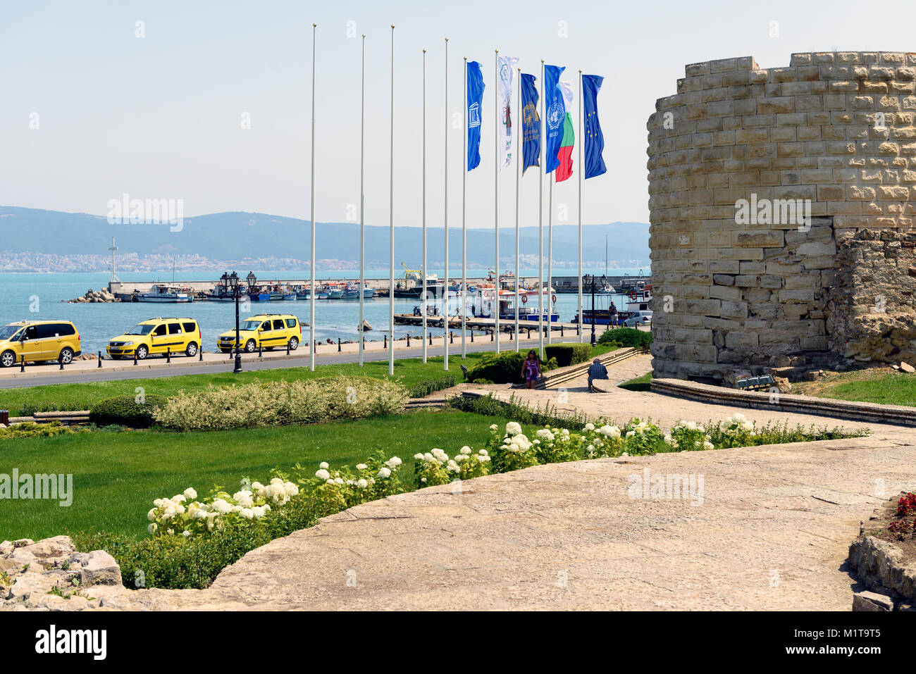 Nessebar, Bulgarien - Juli 07, 2017: Der Hafen und die Aussicht auf die Altstadt von Nessebar mit Ruinen der Festung Mesambria Stockfoto