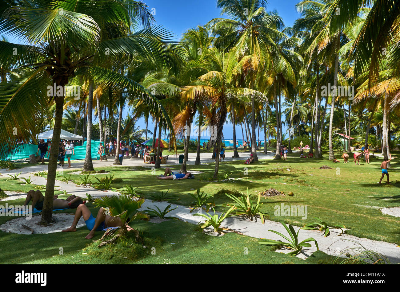 JOHNNY CAY, KOLUMBIEN - 09 Januar, 2015: die Menschen Ruhe und eine schöne Zeit in der Insel von Johnny Cay. Stockfoto