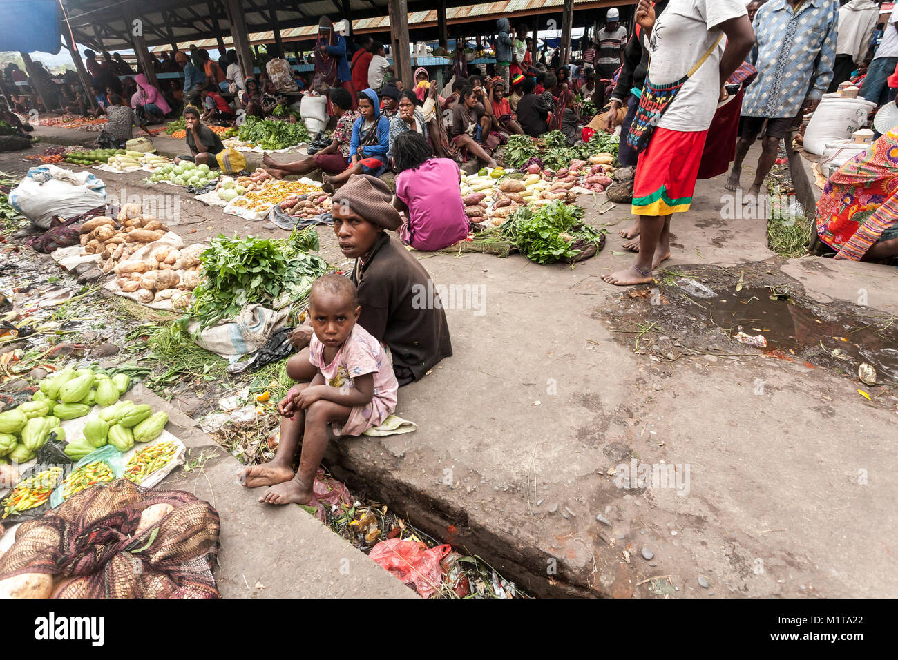 Wamena, Indonesien. Dani Menschen Verkauf von Speisen auf dem lokalen Markt von Wamena im Baliem Valley, Papua Neu Guinea. Stockfoto