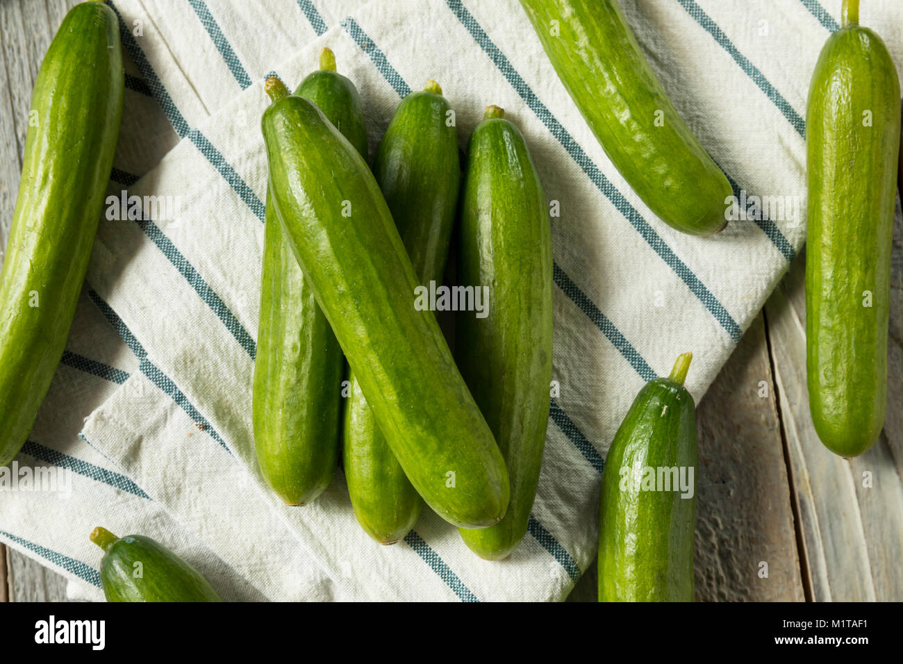 Raw Green Organic persischen Gurken in einem Stapel Stockfoto