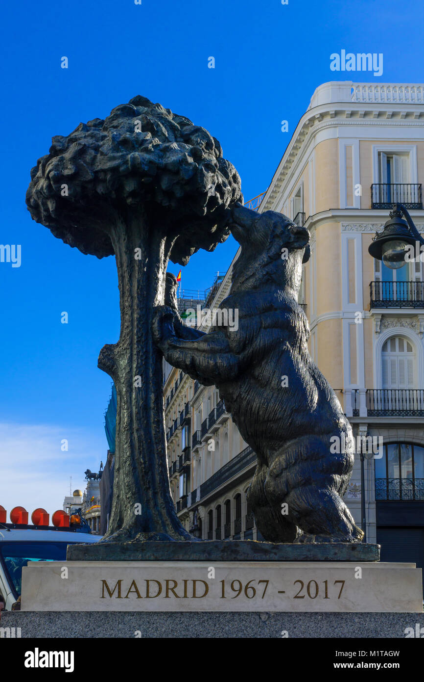 MADRID, Spanien - 1. JANUAR 2018: Die Statue der Bär und der Erdbeerbaum, in der Puerta del Sol, Madrid, Spanien Stockfoto