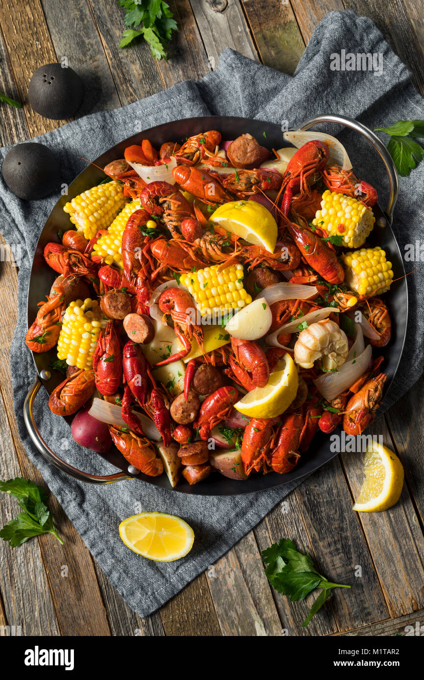 Hausgemachte südlichen Panzerkrebsblutgeschwür mit Kartoffeln, Wurst und Mais Stockfoto