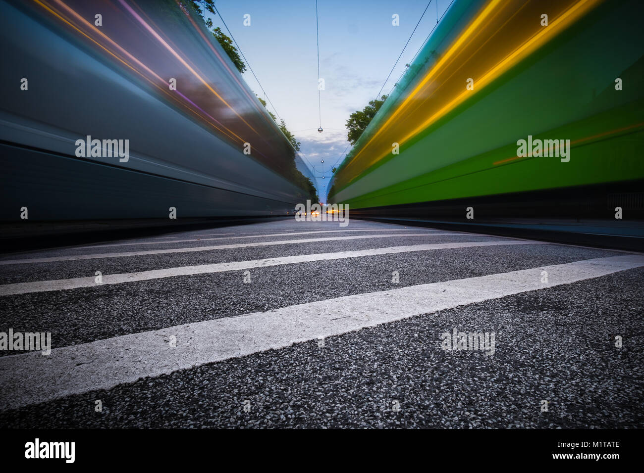 Zug in Hannover Geschwindigkeit Longexposure grüne Streifen Stockfoto