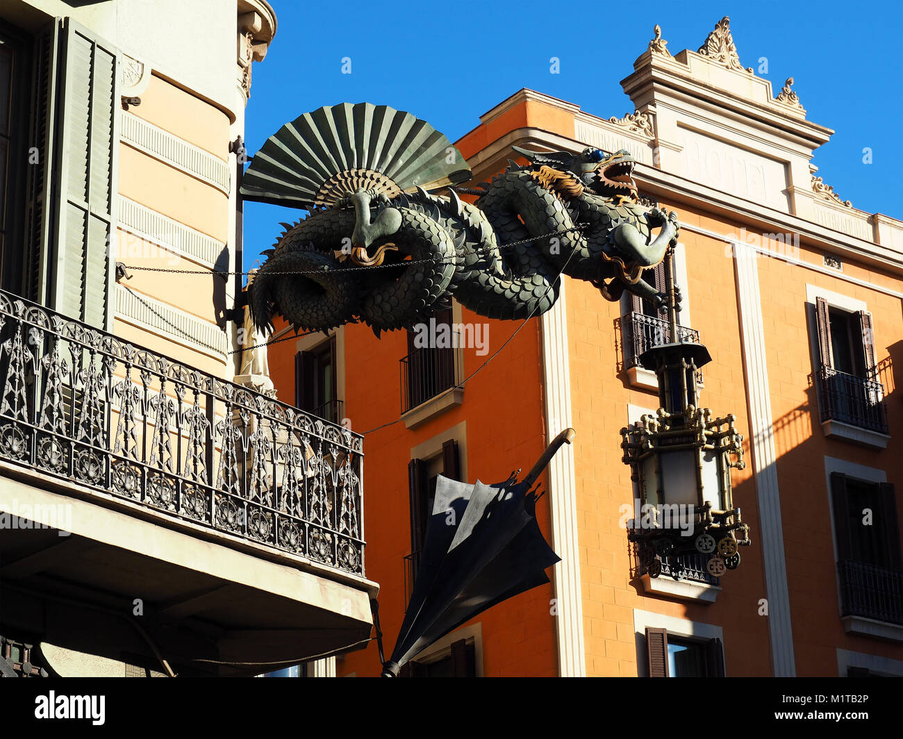 Chinesische Drachen Detail in Barcelona, Spanien. Chinesische Drachen ragen aus der Fassade des Hauses der Schirme in den Ramblas von Barcelona. Stockfoto