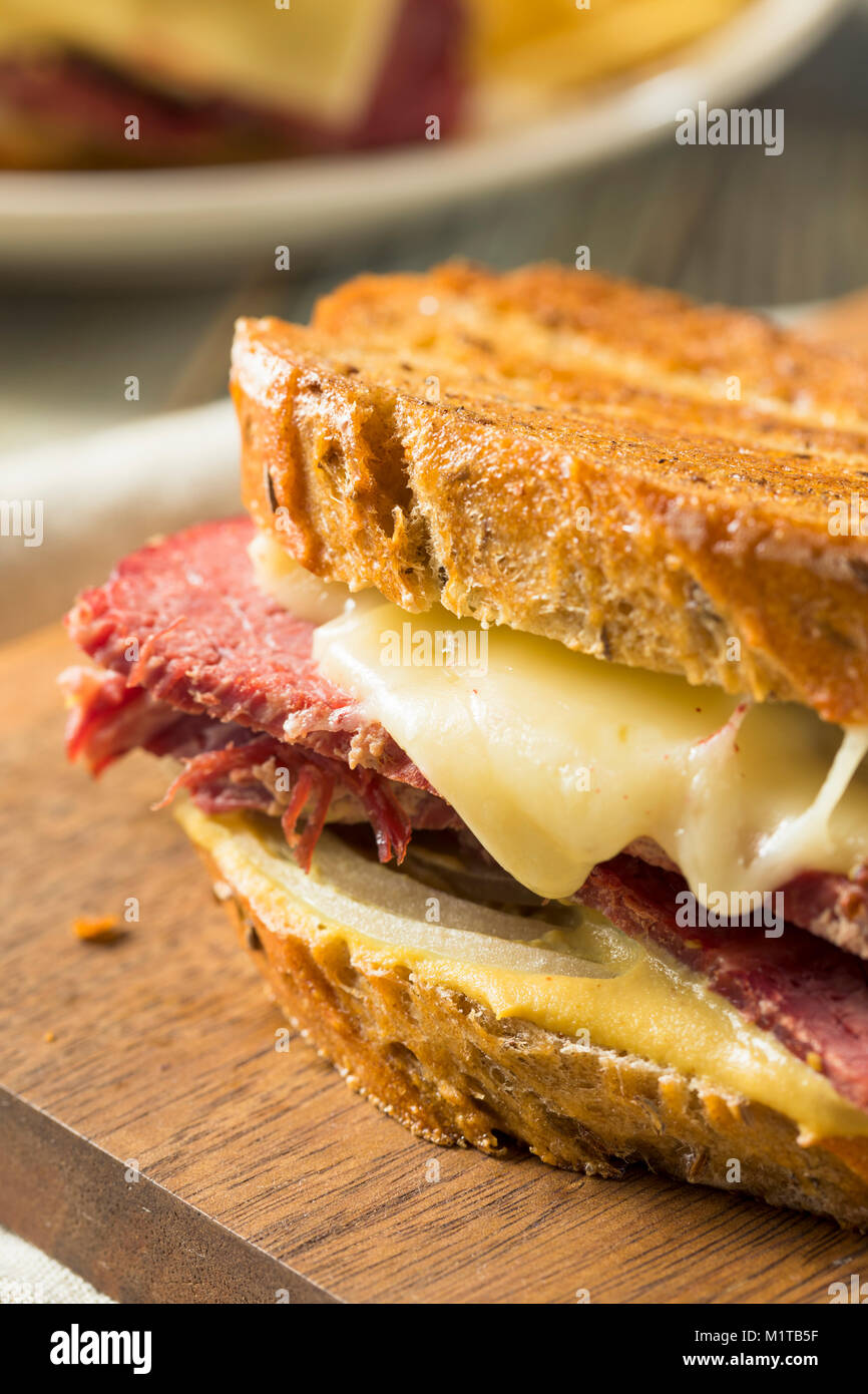 Herzhafte hausgemachte Corned Beef Reuben Sandwich mit Senf und Käse Stockfoto