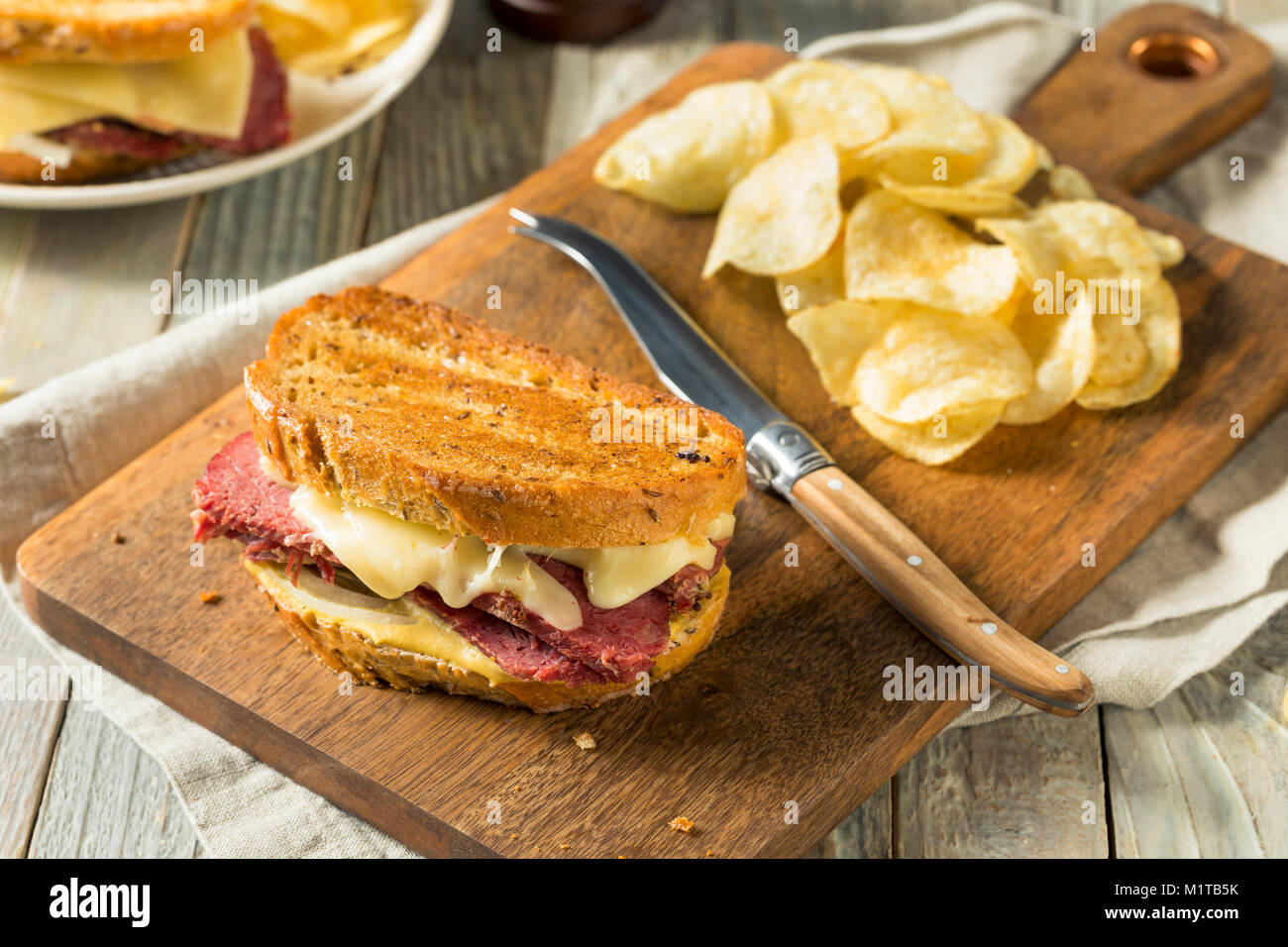Herzhafte hausgemachte Corned Beef Reuben Sandwich mit Senf und Käse ...