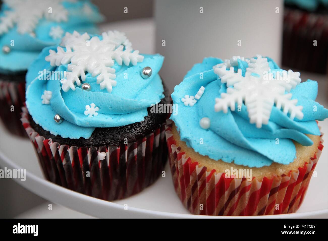 Urlaub Cupcakes mit dekorativen Schneeflocken und silbernen Kugeln Stockfoto