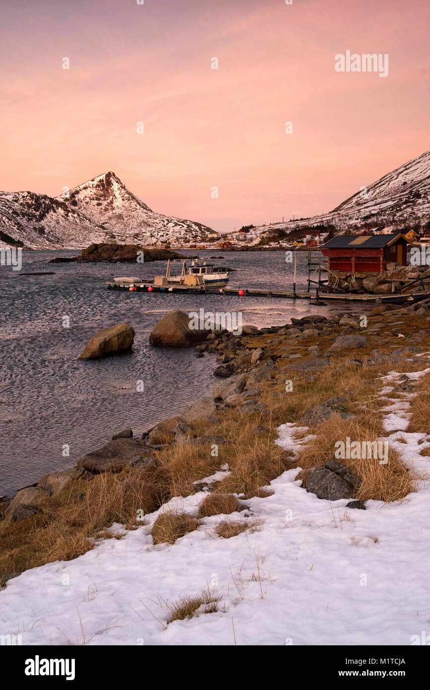 Ein kleines Fischerdorf an der Südspitze der Insel Flakstadøya in der Lofoten, Norwegen Stockfoto