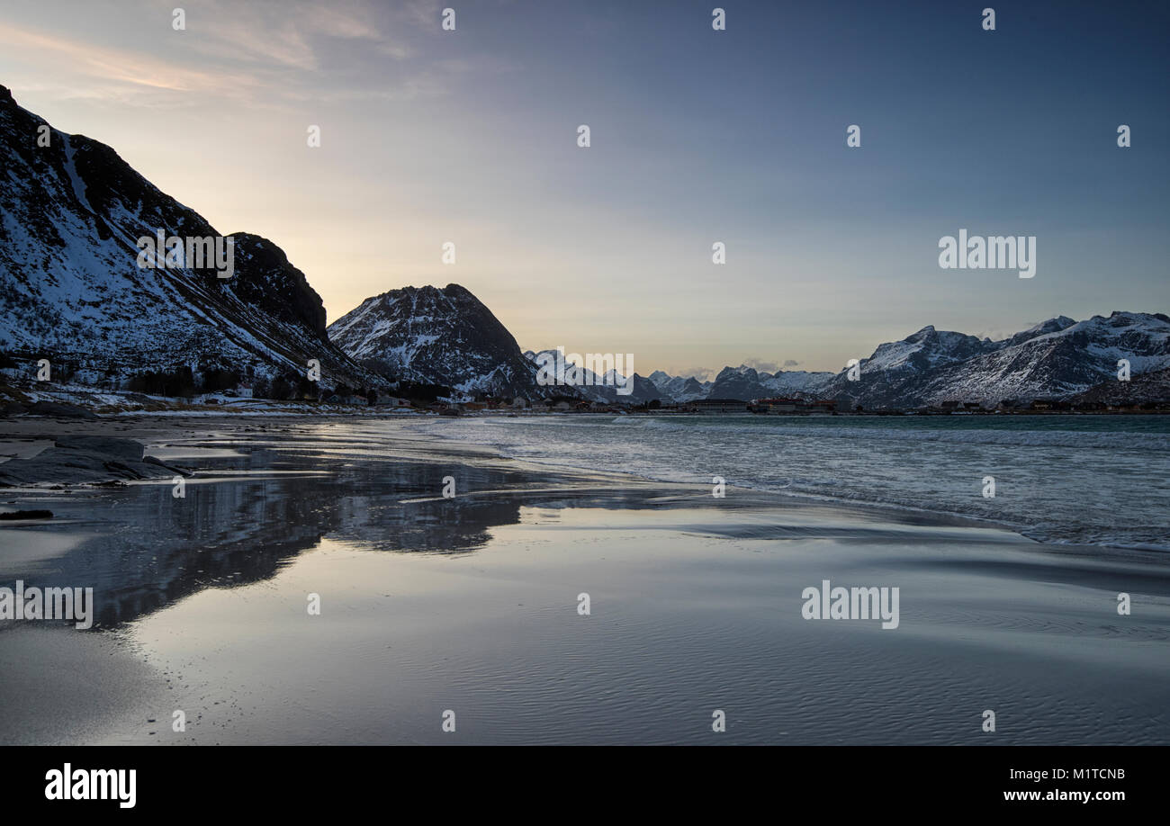 Sonnenaufgang am Strand von Ramberg, Lofoten norwegen Flakstadøya Stockfoto