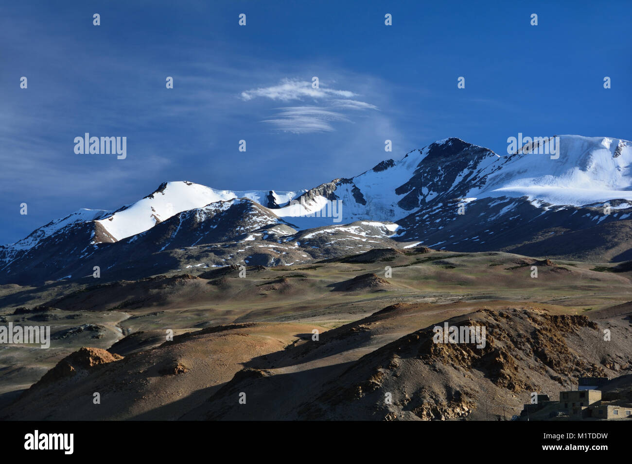 Berge, Hügel mit mackgie grüne Fläche, auf Dächern von ewigem Eis und Schneefelder unter blauen Himmel mit weißen Wolken. Stockfoto