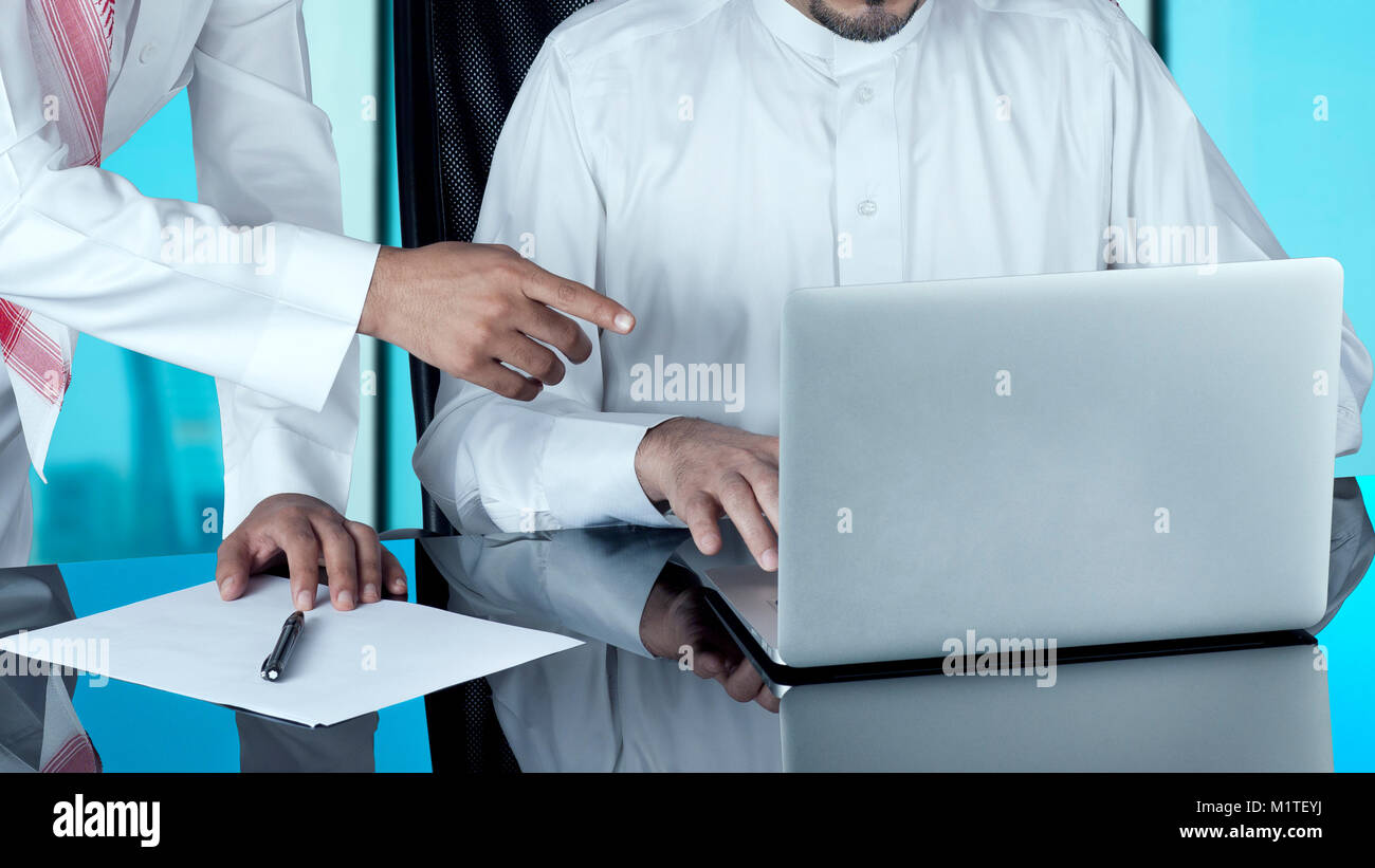 Arabische Geschäftsleute in die Festplatten, die an einem Notebook arbeitet Stockfoto