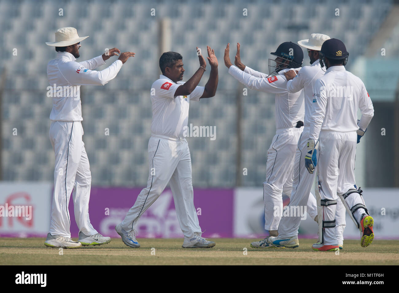 Chittagong, Bangladesch. 01 Feb, 2018. Sri Lankan player Rangana Herath (2 l), High Fives Gehilfen zu Team nach Bangladesch Team für 513 läuft in der 2. Tag 1 Sauger passen btween Sri Lanka Vs Bangladesch am Zahur Ahmed Chowdhury Stadion entlassen. Credit: Pattin Peiris/Pacific Press/Alamy leben Nachrichten Stockfoto