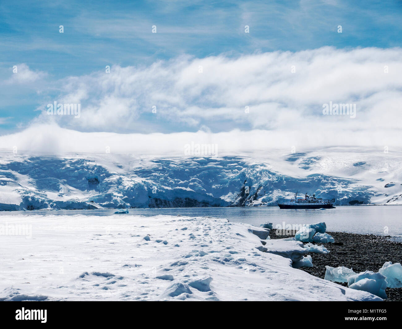 Passagierschiff Ocean Abenteurer trägt alpinen Bergsteigen Skifahrer in die Antarktis; Admiralty Bay, King George Island Stockfoto