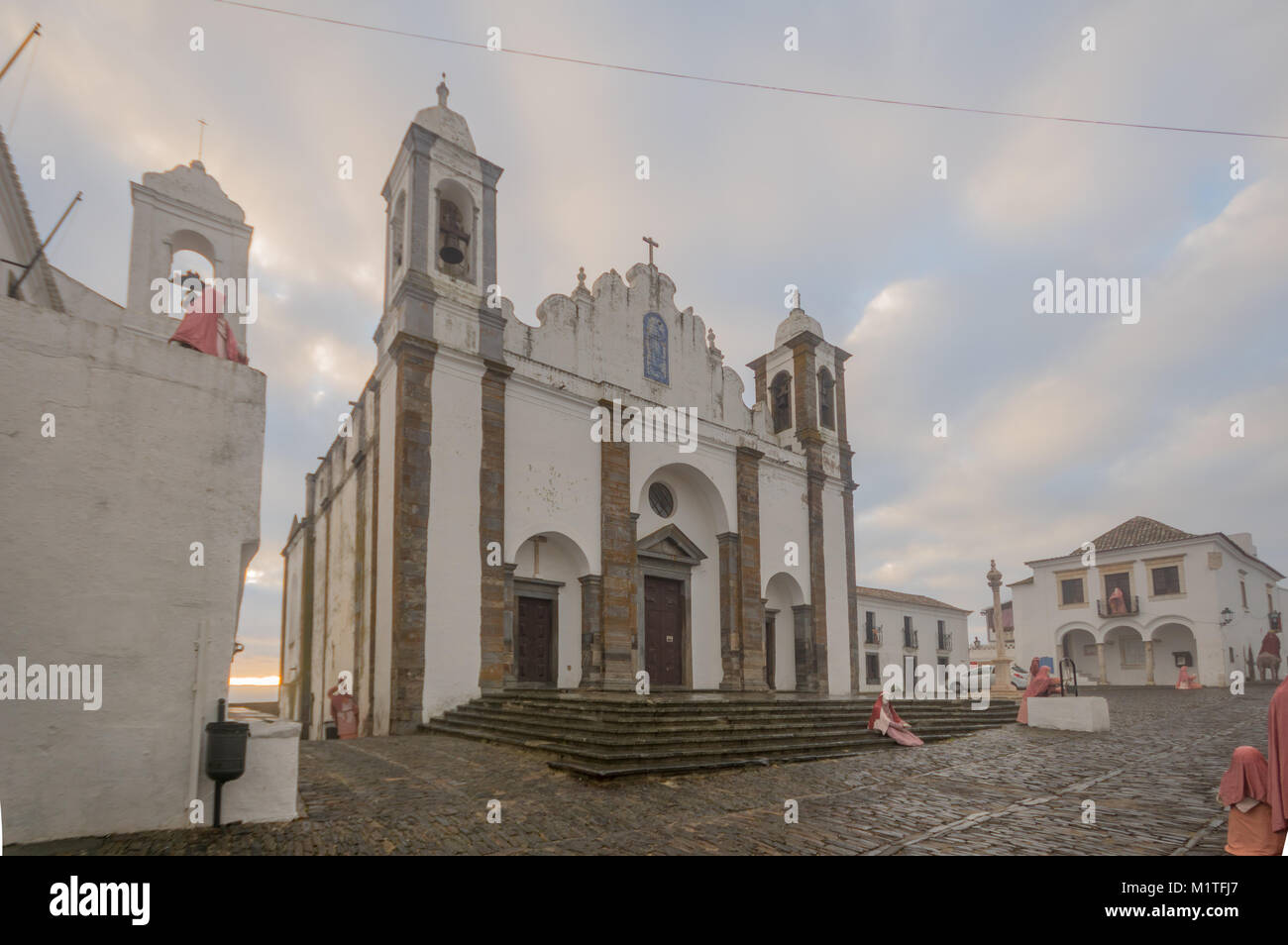 Sonnenaufgang Blick von Unserer Lieben Frau von der Lagune Kirche, in Monsaraz, Portugal Stockfoto