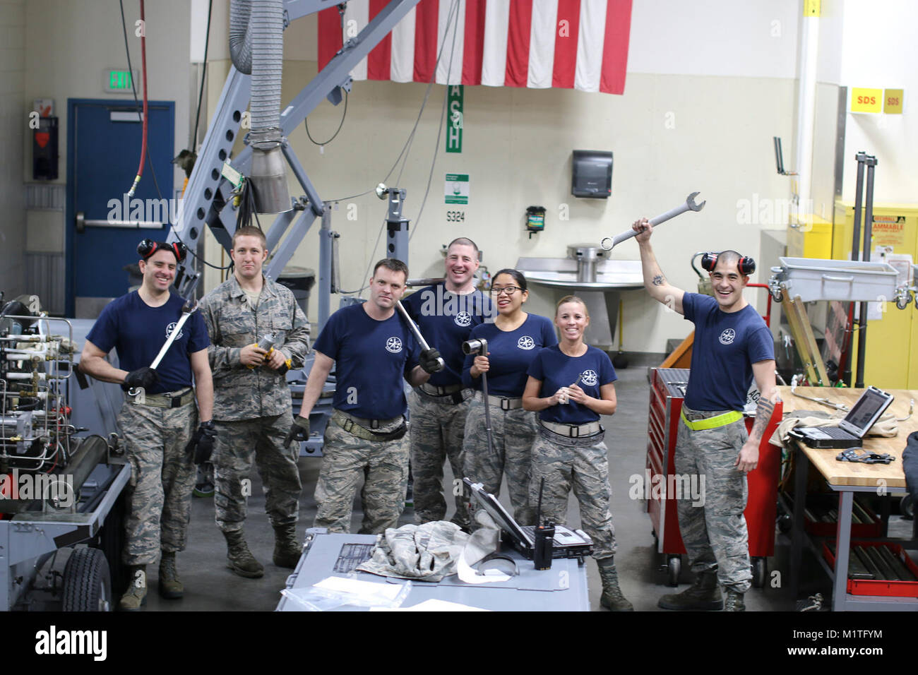 Mitglieder der 477th Fighter Group nehmen an Aktivitäten während der betrieblichen Ausbildung zusammenbauen (ALTER SHOP) am Joint Base Elmendorf-Richardson, Alaska, Nov. 2-3, 2017. (U.S. Air Force Stockfoto