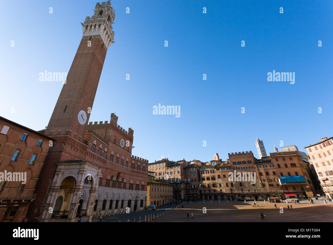 Tagesansicht Campo Platz (Piazza del Campo), Siena, Palazzo Pubblico und Mangia-Turm (Torre del Mangia) in Siena, Toskana, Italien. Stockfoto