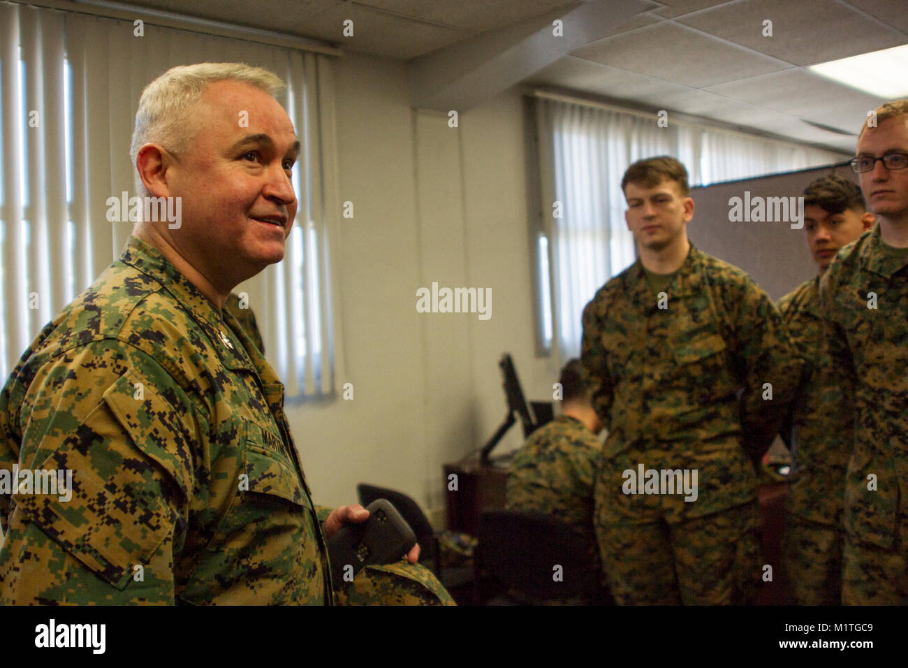 Kol. Ricardo Martinez, Stabschef, Marine Air Ground Task Force Training Befehl, Marine Corps Air Ground Combat Center, spricht mit den Marines mit der Flotte Programm zur Unterstützung bei der Eröffnung der Steuer Zentrum an Bord MCAGCC, Jan. 29, 2018. Das Zentrum bietet kostenlose Hilfe für Marines während der Saison. (U.S. Marine Corps Stockfoto