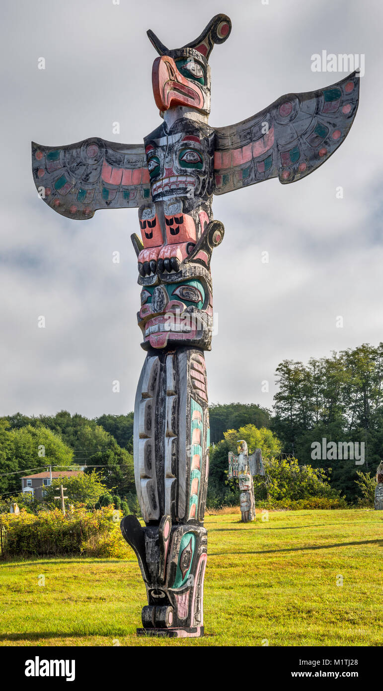 Thunderbird, Sisiyutl, Totem Pole an den ursprünglichen 'Namgis Grabstätten, im Dorf Alert Bay auf Kormoran Island, British Columbia, Kanada Stockfoto