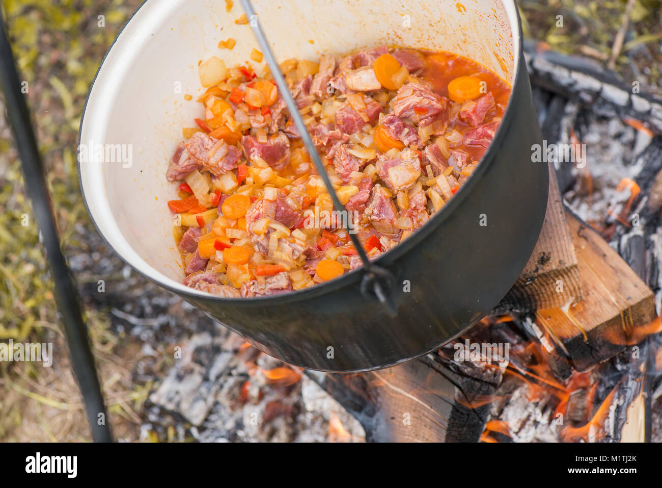 Kochen, heiße Gulaschsuppe mit Fleisch, Paprika, Kartoffeln, Zwiebeln,  Karotten, traditionelle Gerichte der ungarischen Küche. Fleisch Eintopf in  Römertopf zubereitet Stockfotografie - Alamy
