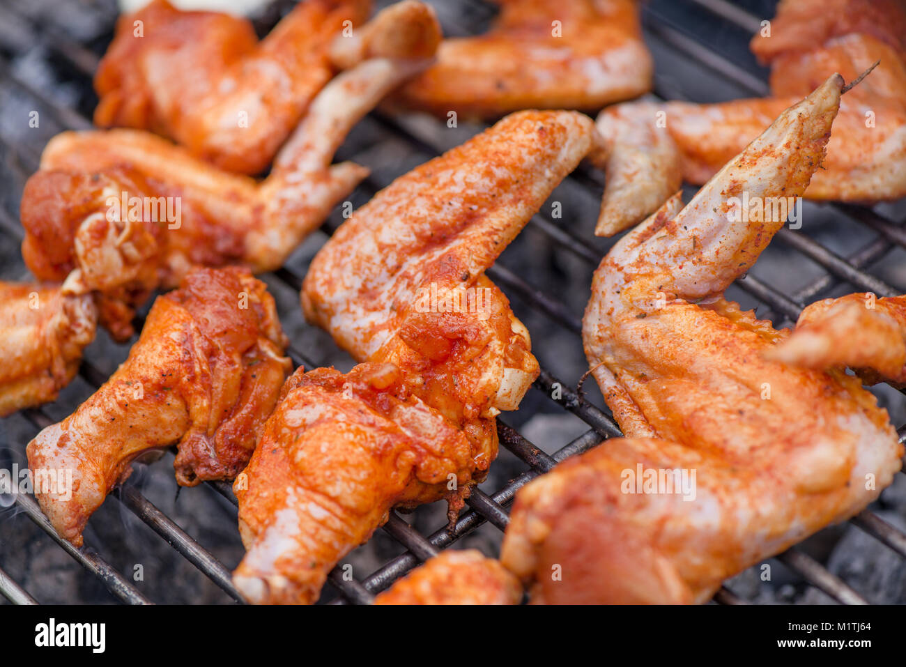 Chicken Wings mit Barbecue Grill auf heiße Holzkohle und Feuer. Würzig  mariniertes Hähnchenfleisch Kochen über dem Feuer. Vorbereitung lecker  Essen im Urlaub Stockfotografie - Alamy