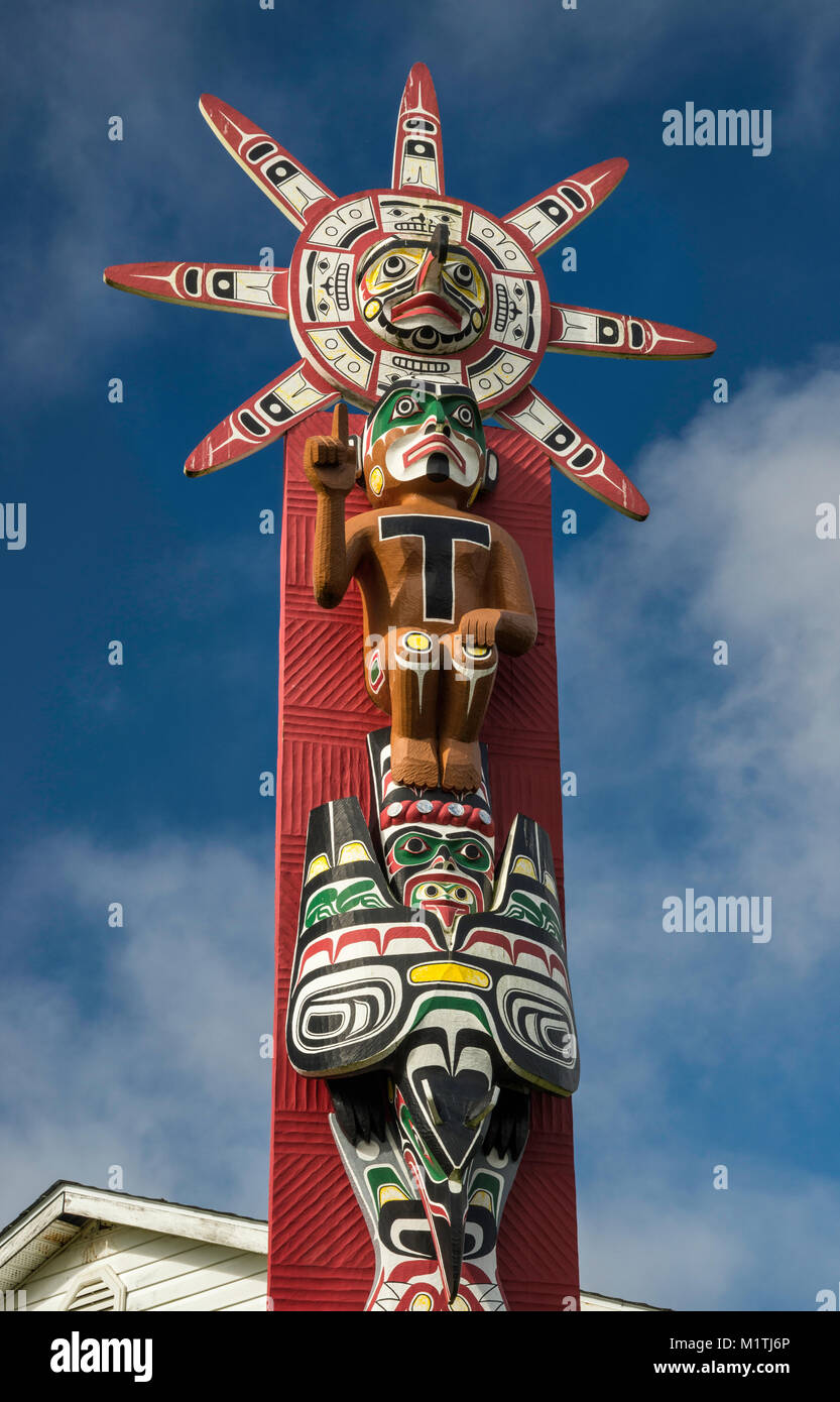 Sun, Lautsprecher, Raven, Totem Pole, in der Nähe der Namgis First Nation Office, im Dorf Alert Bay auf Kormoran Island, British Columbia, Kanada Stockfoto