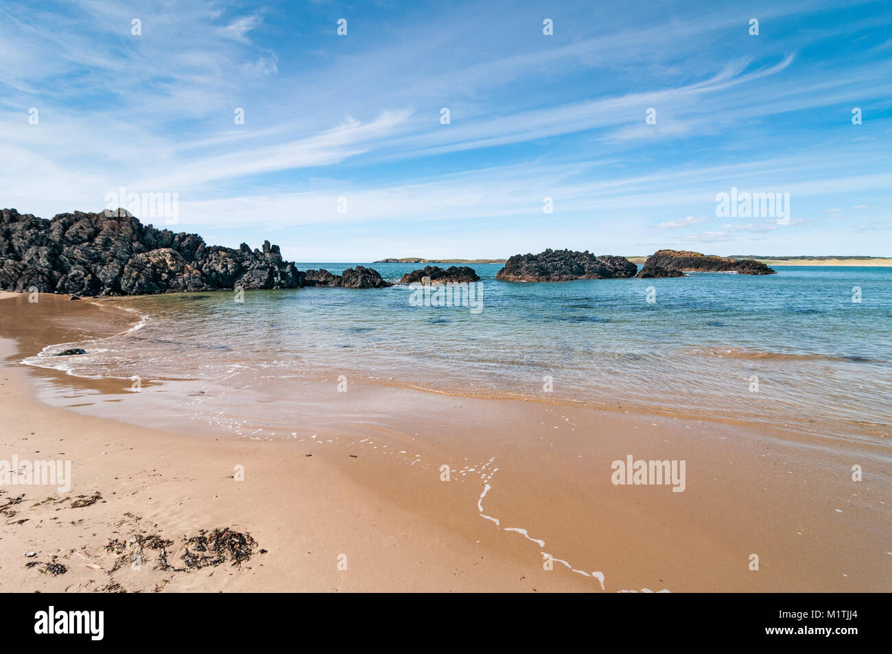 Llanddwyn Island kleine Bucht mit Strand und Klippen auf einer sonnigen späten Tag Sommer, Anglesey, Wales Stockfoto
