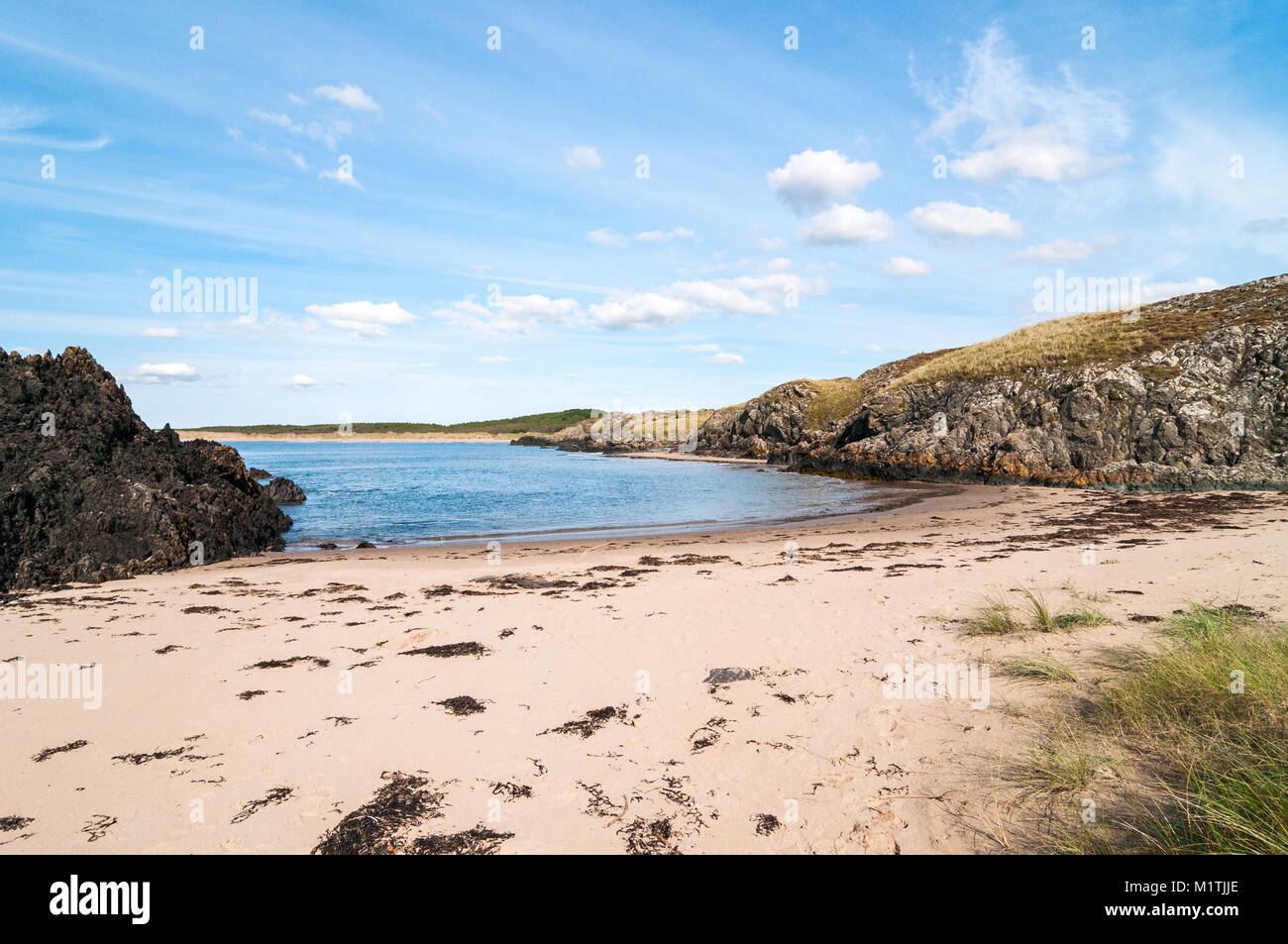 Llanddwyn Island kleine Bucht mit Strand und Klippen auf einer sonnigen späten Tag Sommer, Anglesey, Wales Stockfoto