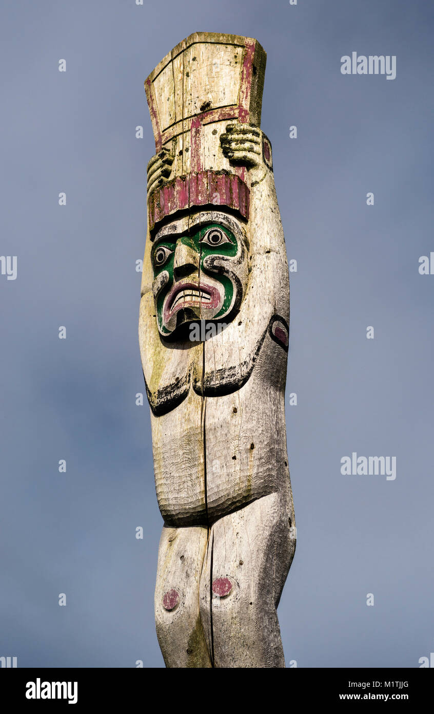 Chief Holding Kupfer über seinem Kopf, Totem Pole at U'Mista Cultural Centre, in der Nähe von Dorf Alert Bay auf Kormoran Island, British Columbia, Kanada Stockfoto