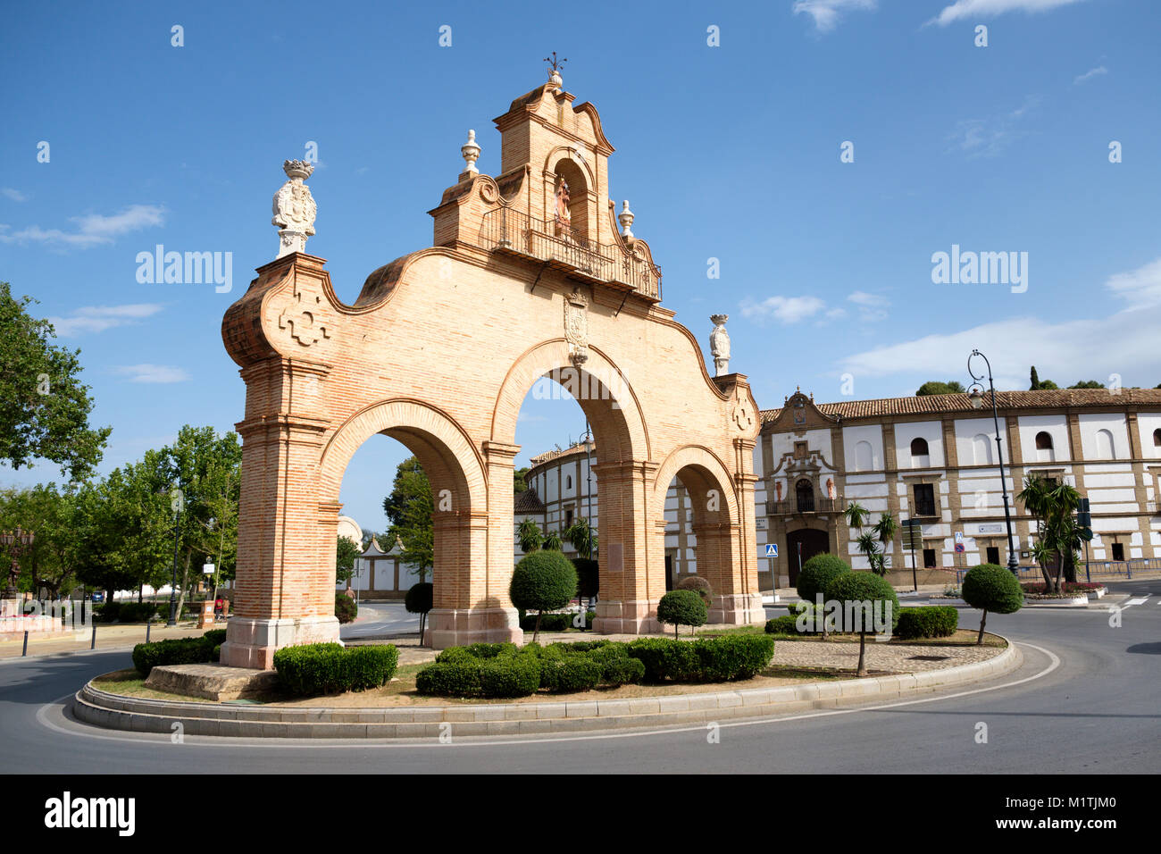 Die dreifach gewölbte Estepa Tor vor der Plaza de Torro (Stierkampfarena), Calle Almeda, Antequera, Provinz Malaga, Andalusien, Spanien Stockfoto
