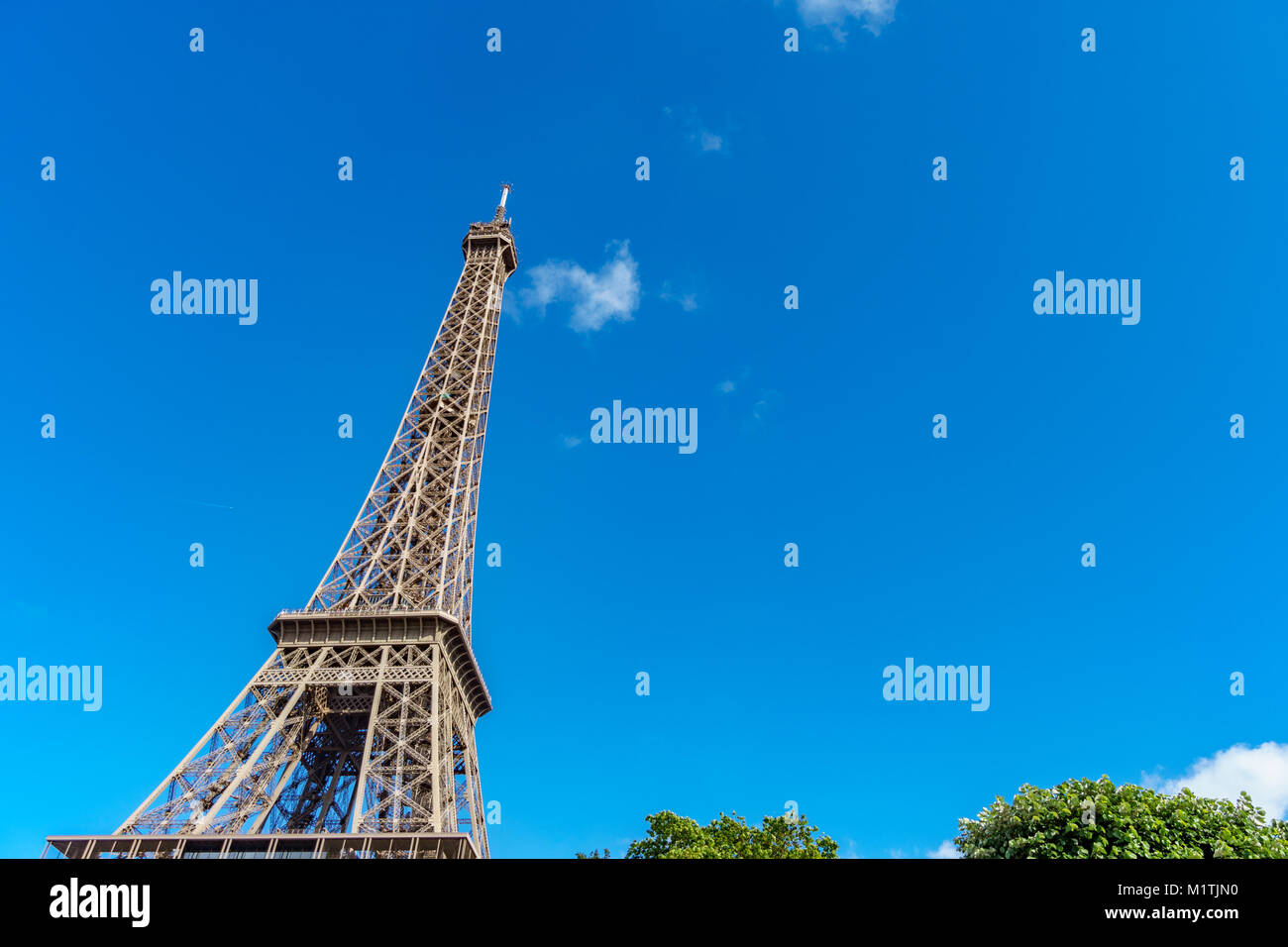 Der Eiffelturm Weitwinkel über blauen Himmel Stockfoto