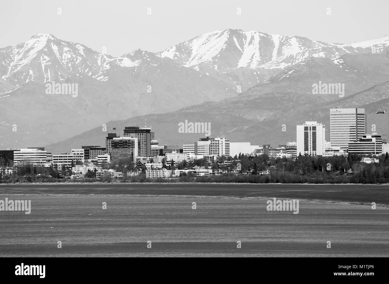 Anzeigen von Anchorage Skyline und die Chugach Mountains, Alaska, in Schwarz und Weiß. Stockfoto